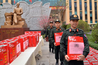 Trao tặng gần 1300 suất quà của Giám đốc CATP Hà Nội động viên cán bộ, chiến sỹ trực tết