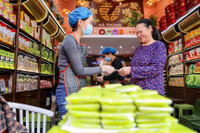 Đoàn kiểm tra đột xuất cơ sở sản xuất bánh cốm ở Hà Nội