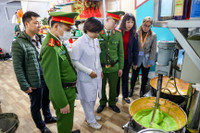 Đoàn kiểm tra đột xuất cơ sở sản xuất bánh cốm ở Hà Nội