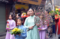 Ngắm thiếu nữ Hà thành mang Xuân về phố phường Thủ đô