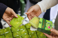 Đoàn kiểm tra đột xuất cơ sở sản xuất bánh cốm ở Hà Nội