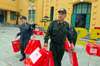 Trao tặng gần 1300 suất quà của Giám đốc CATP Hà Nội động viên cán bộ, chiến sỹ trực tết