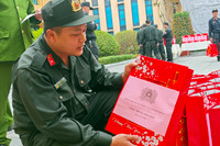 Trao tặng gần 1300 suất quà của Giám đốc CATP Hà Nội động viên cán bộ, chiến sỹ trực tết