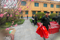 Trao tặng gần 1300 suất quà của Giám đốc CATP Hà Nội động viên cán bộ, chiến sỹ trực tết