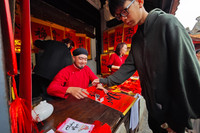 Thanh niên mang sớ đổ về Văn Miếu - Quốc Tử Giám cầu đỗ đạt, thành danh