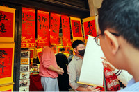 Thanh niên mang sớ đổ về Văn Miếu - Quốc Tử Giám cầu đỗ đạt, thành danh