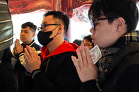 Thanh niên mang sớ đổ về Văn Miếu - Quốc Tử Giám cầu đỗ đạt, thành danh