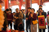 Thanh niên mang sớ đổ về Văn Miếu - Quốc Tử Giám cầu đỗ đạt, thành danh