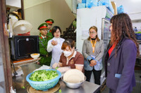 Đoàn kiểm tra đột xuất cơ sở sản xuất bánh cốm ở Hà Nội