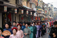 Ngắm thiếu nữ Hà thành mang Xuân về phố phường Thủ đô