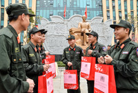 Trao tặng gần 1300 suất quà của Giám đốc CATP Hà Nội động viên cán bộ, chiến sỹ trực tết