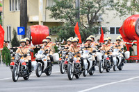 Xem nữ sinh Học viện Cảnh sát Nhân dân trổ tài lái xe phân khối lớn điệu nghệ