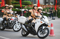 Xem nữ sinh Học viện Cảnh sát Nhân dân trổ tài lái xe phân khối lớn điệu nghệ