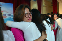 Nữ sinh trường Trần Phú Hà Nội vỡ òa cảm xúc trong ngày chia tay lớp 12