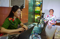 Công an Hà Nội hỗ trợ người dân kích hoạt định danh điện tử ở sân bay Nội Bài