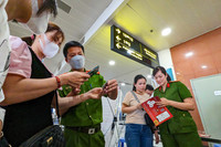 Công an Hà Nội hỗ trợ người dân kích hoạt định danh điện tử ở sân bay Nội Bài