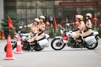 Xem nữ sinh Học viện Cảnh sát Nhân dân trổ tài lái xe phân khối lớn điệu nghệ