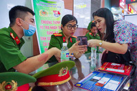 Công an Hà Nội hỗ trợ người dân kích hoạt định danh điện tử ở sân bay Nội Bài