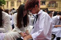 Nữ sinh trường Trần Phú Hà Nội vỡ òa cảm xúc trong ngày chia tay lớp 12