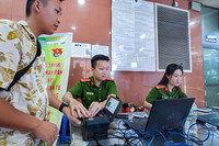 Công an Hà Nội hỗ trợ người dân kích hoạt định danh điện tử ở sân bay Nội Bài