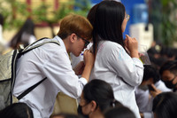 Nữ sinh trường Trần Phú Hà Nội vỡ òa cảm xúc trong ngày chia tay lớp 12