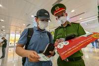 Công an Hà Nội hỗ trợ người dân kích hoạt định danh điện tử ở sân bay Nội Bài