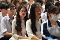 Nữ sinh trường Trần Phú Hà Nội vỡ òa cảm xúc trong ngày chia tay lớp 12