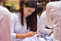 Nữ sinh trường Trần Phú Hà Nội vỡ òa cảm xúc trong ngày chia tay lớp 12