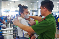 Công an Hà Nội hỗ trợ người dân kích hoạt định danh điện tử ở sân bay Nội Bài
