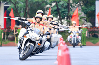 Xem nữ sinh Học viện Cảnh sát Nhân dân trổ tài lái xe phân khối lớn điệu nghệ