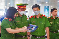 Công an Hà Nội hỗ trợ người dân kích hoạt định danh điện tử ở sân bay Nội Bài