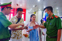 Công an Hà Nội hỗ trợ người dân kích hoạt định danh điện tử ở sân bay Nội Bài