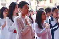 Nữ sinh trường Trần Phú Hà Nội vỡ òa cảm xúc trong ngày chia tay lớp 12