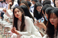 Nữ sinh trường Trần Phú Hà Nội vỡ òa cảm xúc trong ngày chia tay lớp 12