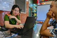 Công an Hà Nội hỗ trợ người dân kích hoạt định danh điện tử ở sân bay Nội Bài