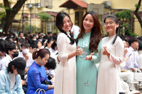 Nữ sinh trường Trần Phú Hà Nội vỡ òa cảm xúc trong ngày chia tay lớp 12