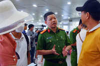 Công an Hà Nội hỗ trợ người dân kích hoạt định danh điện tử ở sân bay Nội Bài