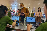 Công an Hà Nội hỗ trợ người dân kích hoạt định danh điện tử ở sân bay Nội Bài