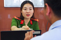 Công an Hà Nội hỗ trợ người dân kích hoạt định danh điện tử ở sân bay Nội Bài