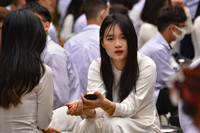 Nữ sinh trường Trần Phú Hà Nội vỡ òa cảm xúc trong ngày chia tay lớp 12