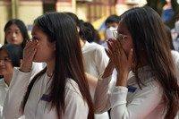 Nữ sinh trường Trần Phú Hà Nội vỡ òa cảm xúc trong ngày chia tay lớp 12