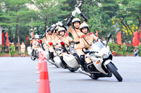 Xem nữ sinh Học viện Cảnh sát Nhân dân trổ tài lái xe phân khối lớn điệu nghệ