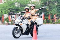 Xem nữ sinh Học viện Cảnh sát Nhân dân trổ tài lái xe phân khối lớn điệu nghệ