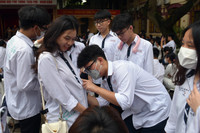 Nữ sinh trường Trần Phú Hà Nội vỡ òa cảm xúc trong ngày chia tay lớp 12