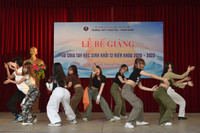 Nữ sinh trường Trần Phú Hà Nội vỡ òa cảm xúc trong ngày chia tay lớp 12