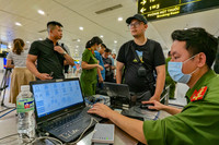 Công an Hà Nội hỗ trợ người dân kích hoạt định danh điện tử ở sân bay Nội Bài