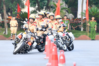 Xem nữ sinh Học viện Cảnh sát Nhân dân trổ tài lái xe phân khối lớn điệu nghệ