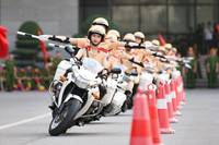 Xem nữ sinh Học viện Cảnh sát Nhân dân trổ tài lái xe phân khối lớn điệu nghệ