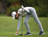 Những bóng hồng tỏa sáng ngày mở màn giải golf vô địch quốc gia