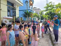 Thanh thiếu niên thích thú tham gia lớp học bơi miễn phí của thanh niên Công an Thủ đô 